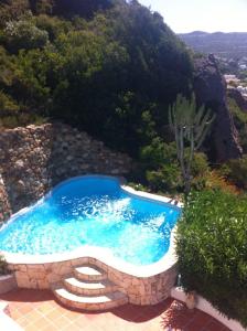 basen w środku góry w obiekcie Chalet El Encanto w mieście Zahara de los Atunes
