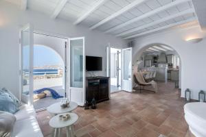 Televízia a/alebo spoločenská miestnosť v ubytovaní Villa Tonic by Mykonos Mood