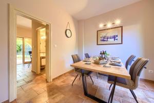 una sala da pranzo con tavolo e sedie in legno di Summer House Magdalena a Malinska