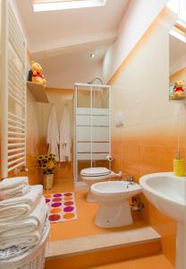 ナポリにあるLa Mansarda Verdeのバスルーム(トイレ、洗面台付)