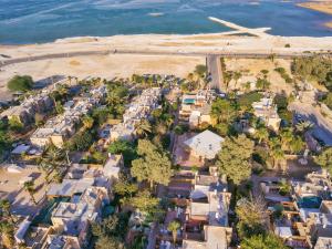eine Luftansicht eines Viertels mit Häusern und dem Meer in der Unterkunft Gil's Guest Rooms in Neve Zohar