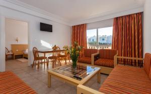 sala de estar con sofá y mesa en Le Corail Appart'Hotel Yasmine Hammamet en Hammamet