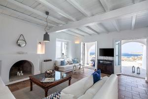 Televízia a/alebo spoločenská miestnosť v ubytovaní Villa Tonic by Mykonos Mood