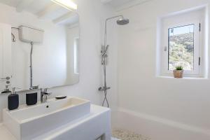 Kúpeľňa v ubytovaní Villa Tonic by Mykonos Mood