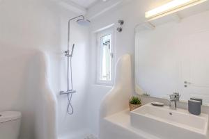Kúpeľňa v ubytovaní Villa Tonic by Mykonos Mood