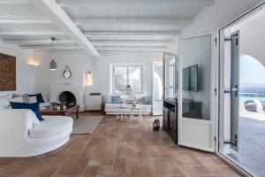 Televízia a/alebo spoločenská miestnosť v ubytovaní Villa Tonic by Mykonos Mood