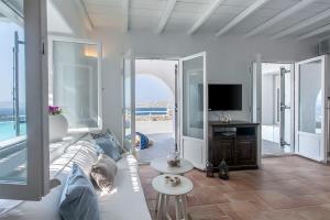 Televízia a/alebo spoločenská miestnosť v ubytovaní Villa Tonic by Mykonos Mood