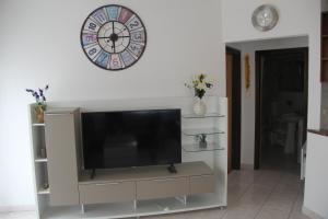 Televízia a/alebo spoločenská miestnosť v ubytovaní Apartment Zarko
