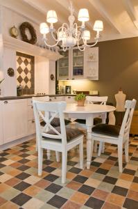 uma cozinha com mesa e cadeiras e um candelabro em sleeping in bruges em Bruges