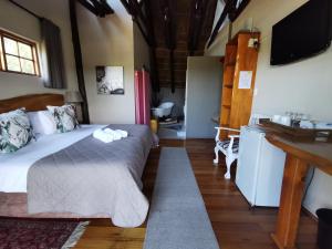 Postel nebo postele na pokoji v ubytování The Birdhouse Bed & Breakfast #NO Loadshedding #Solar Energy