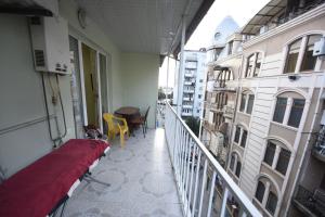 Balcón con cama, mesa y sillas en Давида Клдиашвили 13 en Batumi