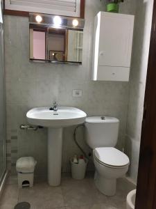 ロス・クリスティアーノスにあるCanary Islands Aptのバスルーム(白い洗面台、トイレ付)