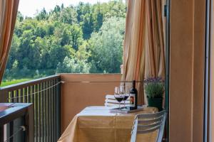 balcone con tavolo e bicchieri da vino di Moncalvo in Relax a Moncalvo