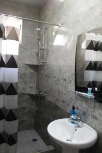 A bathroom at GIO-NIKA