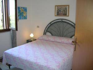 芡歐的住宿－Casa dei Fiori，一间卧室配有一张带粉色毯子的床