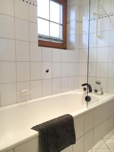 Ett badrum på Ferienhaus Alpenland