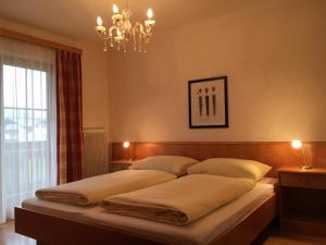 Säng eller sängar i ett rum på Ferienhaus Alpenland