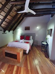 Postel nebo postele na pokoji v ubytování The Birdhouse Bed & Breakfast #NO Loadshedding #Solar Energy