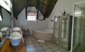 Koupelna v ubytování The Birdhouse Bed & Breakfast #NO Loadshedding #Solar Energy