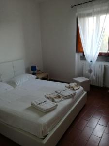 een slaapkamer met een bed met handdoeken erop bij il Panorama di Vitorchiano in Vitorchiano