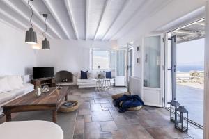 Televízia a/alebo spoločenská miestnosť v ubytovaní Villa Tonic by Mykonos Mood