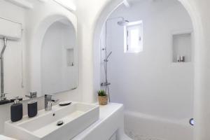 Kúpeľňa v ubytovaní Villa Tonic by Mykonos Mood