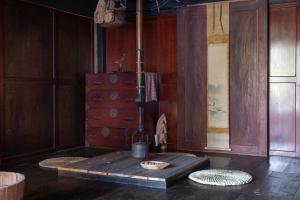 Cette chambre est dotée de murs en bois et d'une table en bois. dans l'établissement Noka Minshuku Sanzen, à Tōkamachi