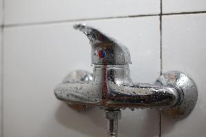 un robinet d'eau est recouvert de gouttes de pluie dans l'établissement Mama Tia Family Homestay, à Rantepao