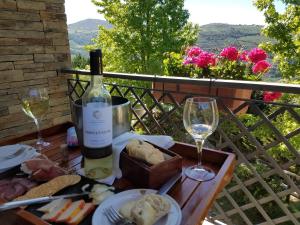 un tavolo con una bottiglia di vino e bicchieri da vino di Hotel Rural da Quinta do Silval a Pinhão