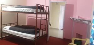 Postel nebo postele na pokoji v ubytování YMCA Tourist Hostel Shimla