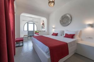 Llit o llits en una habitació de Black Coast Santorini