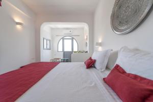 Llit o llits en una habitació de Black Coast Santorini