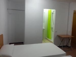 Hostal Casa de Huéspedes San Fernando - Adults Only客房内的一张或多张床位