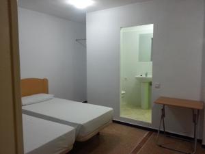 Hostal Casa de Huéspedes San Fernando - Adults Only客房内的一张或多张床位