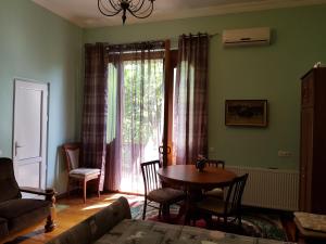 a living room with a table and a window at Tamari Guest House in Telavi