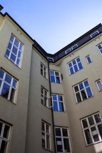 ein Gebäude mit blauen Fenstern an der Seite in der Unterkunft Frogner House - Nationaltheatret in Oslo