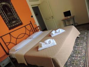 ein Hotelzimmer mit einem Bett mit Handtüchern darauf in der Unterkunft Aziyz Camere in Castellammare del Golfo