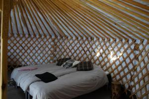 Tempat tidur dalam kamar di Aurora Yurt