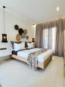 una camera con un grande letto e una finestra di St.Thomas Beach Luxury Apartments a Pefki Rhodes