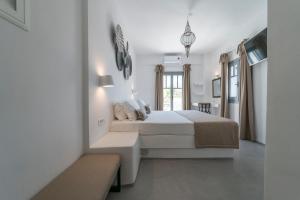 Un pat sau paturi într-o cameră la Blackcoast Santorini