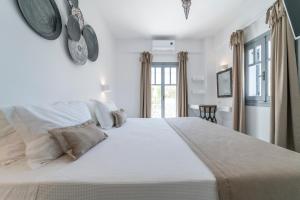 Llit o llits en una habitació de Black Coast Santorini