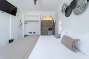Llit o llits en una habitació de Black Coast Santorini