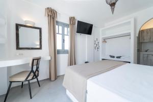 Llit o llits en una habitació de Black Coast Santorini