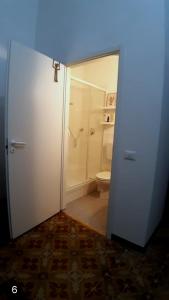 ラ・スペツィアにあるLaCasadiAnnaの白いドアとトイレ付きのバスルーム