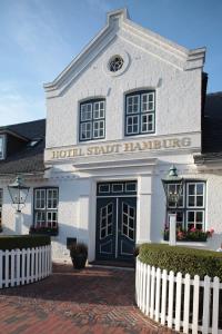 a white building with a hoth staff hamptribing at Hotel Stadt Hamburg in Westerland