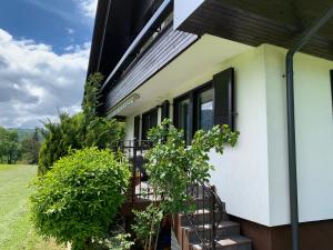 ein Haus mit einem Balkon mit Pflanzen darauf in der Unterkunft Entire house Iris & Arnika in Bled
