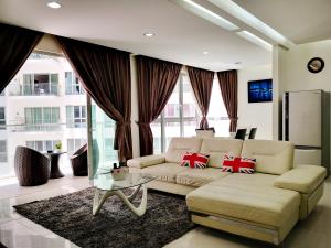 a living room with a couch and a table at KLCC Inifinity Pool - The Regalia Residences & Suites by KL minsu in Kuala Lumpur