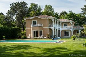 Bazén v ubytování LE CLOS D'IGNAC nebo v jeho okolí
