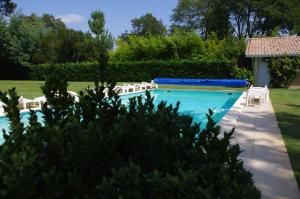 Bazén v ubytování LE CLOS D'IGNAC nebo v jeho okolí