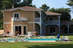 Bazén v ubytování LE CLOS D'IGNAC nebo v jeho okolí